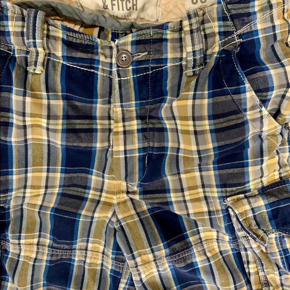 Abercrombie and Fitch plaid cargo shorts - Picture 2 of 3